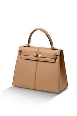 un sac à main en cuir marron sur fond blanc