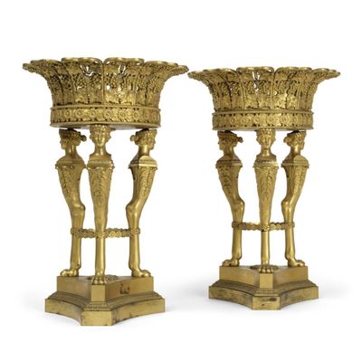 une paire de vases anciens en laiton sur socles, sur fond blanc