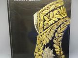 la couverture d'un livre recouverte d'une jaquette brodée d'or