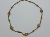 un collier en or orné d'une croix