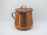 une vieille casserole en cuivre avec son couvercle, sur fond blanc