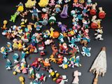 de nombreuses figurines de jouets différentes posées sur la table