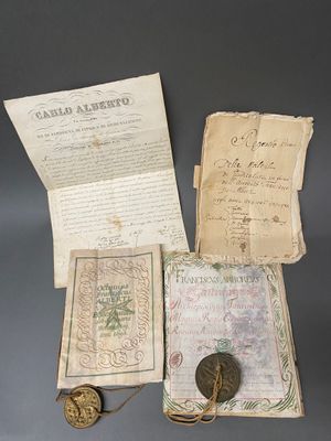 trois vieux papiers et une pièce de monnaie sont posés sur une table