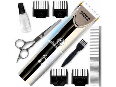une tondeuse à cheveux, un peigne, des ciseaux et d'autres produits capillaires sur fond blanc