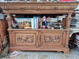 une armoire en bois surmontée d'une étagère à livres