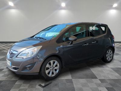 la voiture grise est garée dans le garage sur un sol en damier