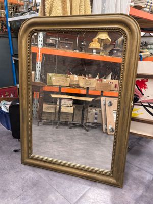 un miroir posé par terre dans un magasin