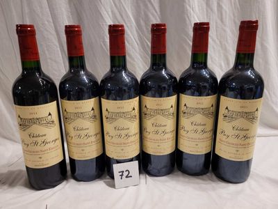 six bouteilles de vin rouge sont alignées sur une table