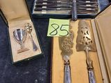 beaucoup de cuillères et de couteaux en argent dans une boîte