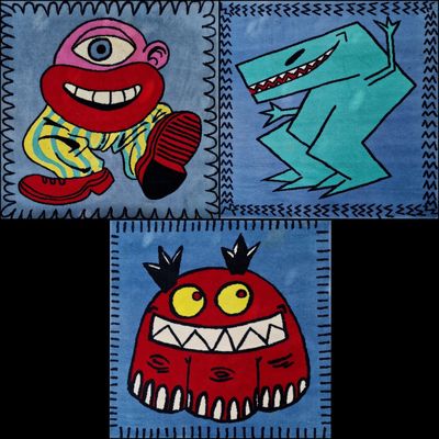 quatre tapis illustrés représentant des monstres sur fond noir