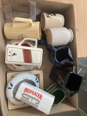 une boîte de tasses à café et de mugs posée sur une table