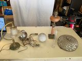 une table sur laquelle se trouvent un ordinateur portable, une lampe et d'autres objets