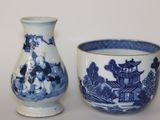 deux vases bleus et blancs posés l'un à côté de l'autre sur une table