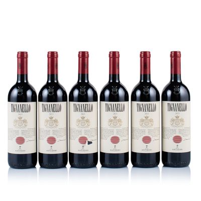 cinq bouteilles de vin rouge alignées les unes à côté des autres