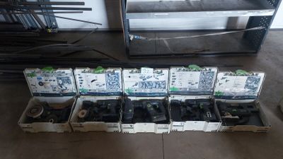 de nombreuses boîtes contenant des objets divers, posées par terre