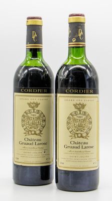 deux bouteilles de vin posées l'une à côté de l'autre sur une table