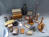 un grand nombre d'objets posés sur une table