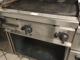 une cuisinière avec une grille au milieu de la cuisine