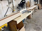 un établi dans un garage avec des outils dessus