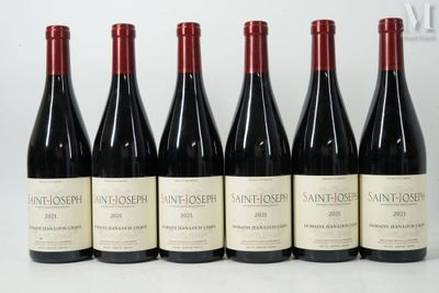 six bouteilles de vin sont alignées dans une rangée