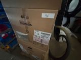 une boîte en carton à laquelle est fixé un tuyau, dans un garage