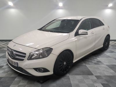 La Mercedes CLA est garée sur un sol carrelé à damier.