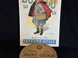 une image représentant un sous-verre en bois orné d'un homme vêtu d'une cape et d'une boîte d'alcool