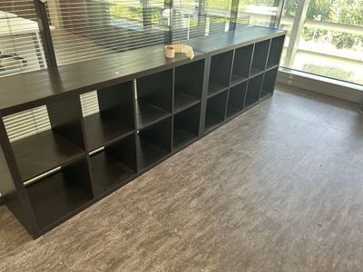une photo d'une bibliothèque noire dans un bureau