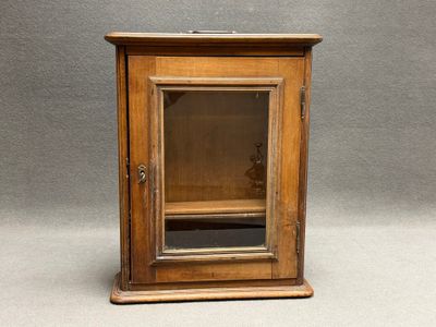 Petite vitrine à étagères , poignée au sommet