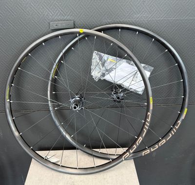 une paire de jantes de vélo exposée devant un mur gris