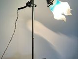 une lampe posée sur une table