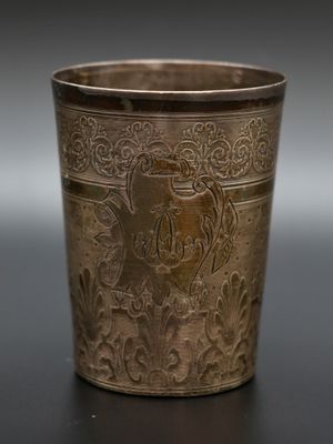 une coupe en argent ornée d'un motif, posée sur une table
