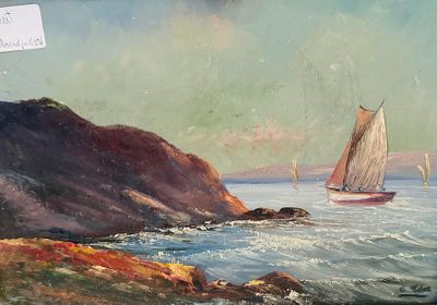 une peinture représentant un voilier sur l'eau, près d'un rivage rocheux