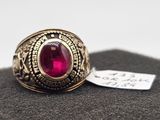 Gros plan sur une bague contenant une pierre rouge