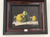 un tableau représentant deux poires et une poire posées sur une nappe