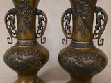 deux vases posés côte à côte sur une table