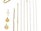 une collection de bijoux en or comprenant un collier, un bracelet et une bague