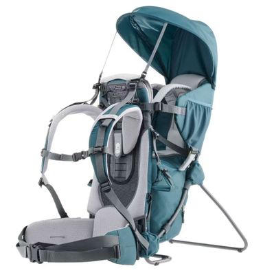 le porte-bébé est fixé à l'arrière du sac à dos de l'enfant