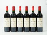 six bouteilles de vin rouge sont alignées