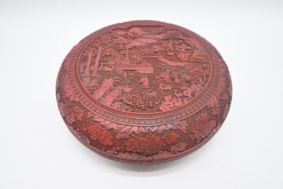 une boîte rouge ornée d'un motif sur un fond blanc