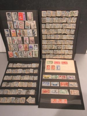 Plusieurs types de timbres sont exposés dans une vitrine.