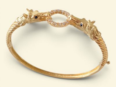une photo en gros plan d'un bracelet en or serti de diamants