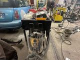 une image d'une voiture en cours d'entretien dans un garage