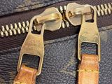 a close up of a zipper on a louis vuitton bag