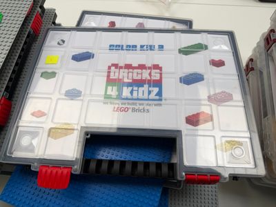 un plateau de Lego posé sur une table