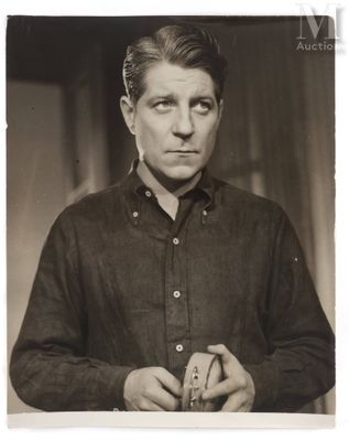 photographie en noir et blanc d'un homme tenant une cigarette entre ses mains