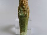 statue d'une femme tenant un bébé dans ses bras, posée sur un socle transparent