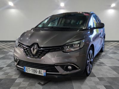 vue de face d'une voiture grise dans une pièce au sol à carreaux