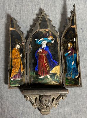 trois tableaux accrochés au mur d'une église