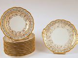 plusieurs assiettes empilées sur une table
